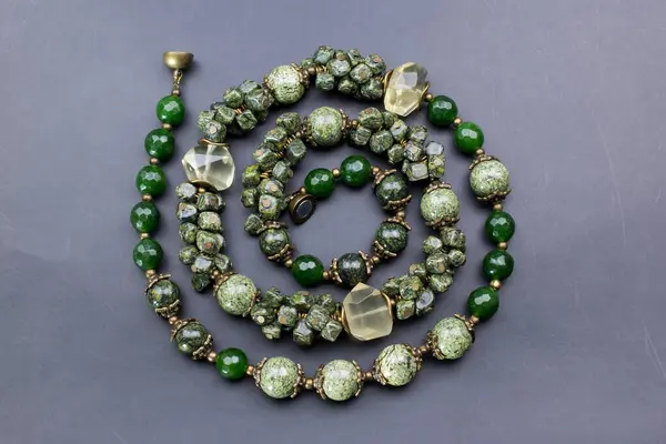 Gri arkaplanda renkli boncuklar. Üst Manzara. Düz yatıyordu.