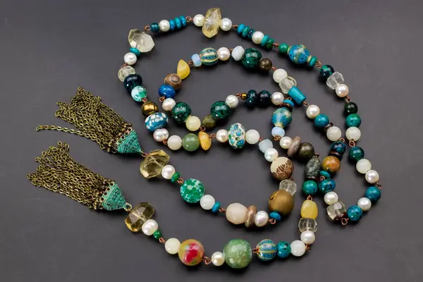 Tahta arka planda renkli boncuklar. Üst Manzara. Düz yatıyordu.