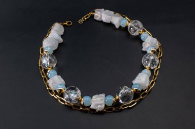 Siyah arkaplanda yakın plan kolye. Doğal taşlardan yapılmış bilezik.