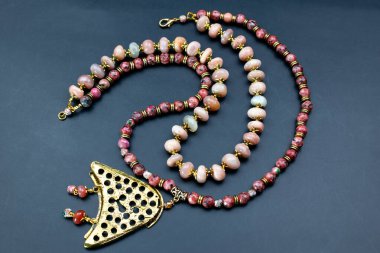 Siyah arkaplanda boncuklu kolye, fotoğrafa yakın çekim