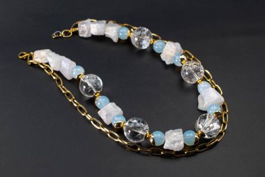 1920 'lerin tarzında siyah arka planda bir kolye.