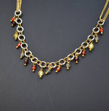 Siyah bir arkaplanda kolye, yakın plan, stüdyo çekimi.