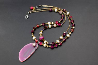 60 'ların tarzında siyah bir arkaplanda kolye