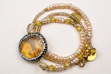 beyaz zemin üzerine kolye