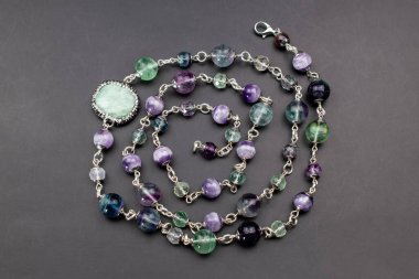 Siyah arkaplanda yakın plan kolye. renkli boncuklar