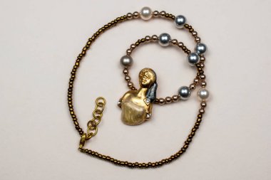  Beyaz arkaplanda yakın plan bir kolye.