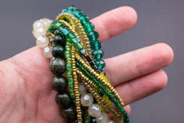 Gri arkaplanda renkli boncuklar var..