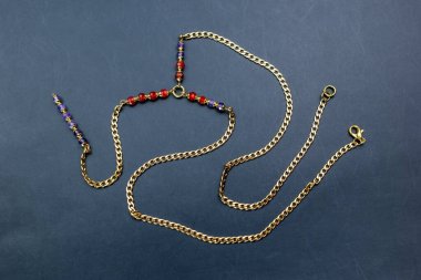 Koyu bir arkaplanda boncuklu kolye..