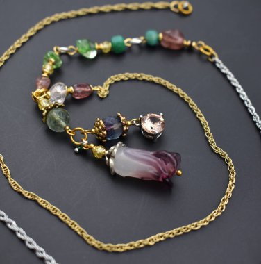 Siyah arkaplandaki kolye yakın plan. 