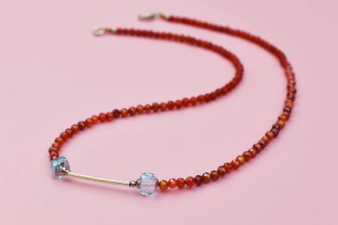 Eşsiz kristal kolye, el yapımı mücevher arka planı, online bir kuyumcu için promosyon fotoğrafı.