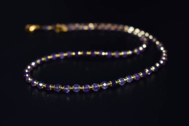 Eşsiz kristal kolye, el yapımı mücevher arka planı, online bir kuyumcu için promosyon fotoğrafı.