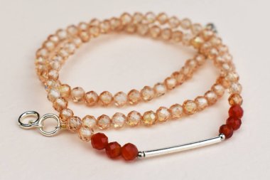 Eşsiz kristal kolye, el yapımı mücevher arka planı, online bir kuyumcu için promosyon fotoğrafı.