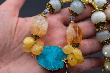 Eşsiz kristal kolye, el yapımı mücevher arka planı, online bir kuyumcu için promosyon fotoğrafı.