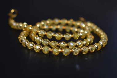 Siyah bir arkaplanda güzel bir bilezik..