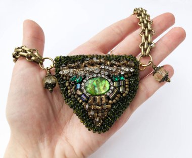 Beyaz arka planda değerli taşlardan yapılmış mücevherler.