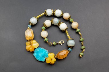 Siyah arkaplanda boho tarzında bir kolye..