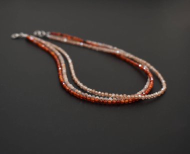 Siyah arkaplanda kolye, yakın plan, seçici odak