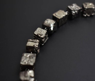 Siyah arka planda boncuklar. Mücevher ve mücevher..