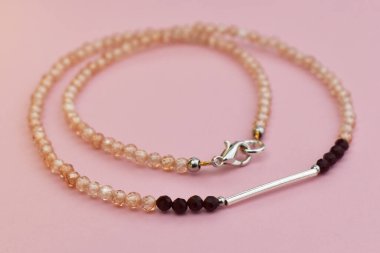 Pembe arka planda inci kolye. Mücevher ve aksesuarlar..