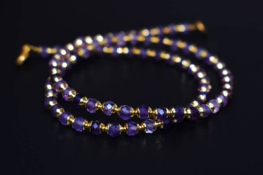 Eşsiz kristal kolye, el yapımı mücevher arka planı, online bir kuyumcu için promosyon fotoğrafı.