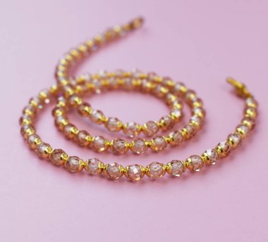 Pembe arka plandaki kolye yakın plan, güzel dijital fotoğraf.