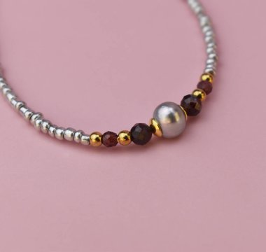 Pembe arka plandaki kolye yakın plan, güzel dijital fotoğraf.