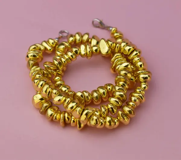 Wunderschönes Goldenes Armband Auf Rosa Hintergrund Modeaccessoires Der Luxusklasse — Stockfoto