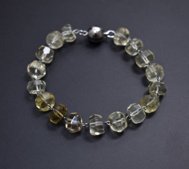 Yakından siyah bir arkaplanda kolye, mücevher kavramı