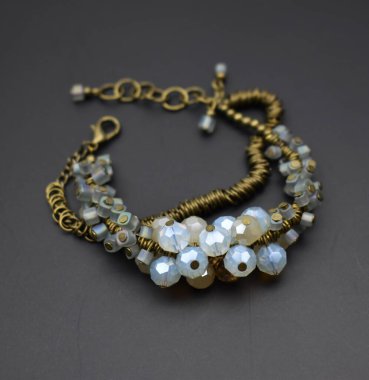 Siyah arka planda kolye, yakın plan görüntüsünde. Stüdyo çekimi