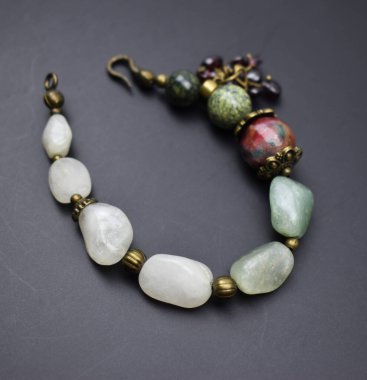 Yakından çekilmiş, doğal taşlardan yapılmış bir kolye.