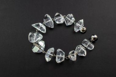 Siyah arka planda güzel bir bilezik. Moda mücevherleri.