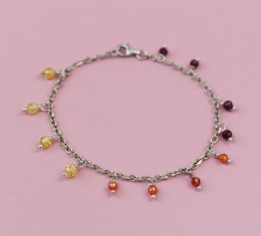 Yakın planda pembe arka planda bir kolye. Stüdyo fotoğrafı