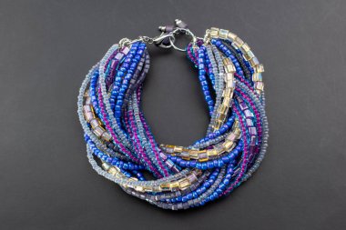 kolye siyah arkaplanda, yakın plan, üst görünüm