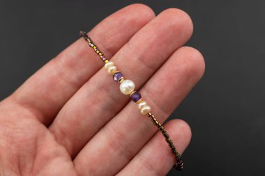 Siyah arka planda incilerden yapılmış mücevherler.