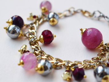 Kolye beyaz arka planda, yakın planda. seçici odak.