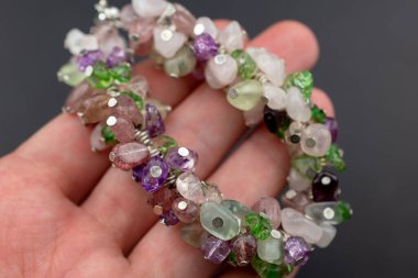 Avucundaki değerli taşlardan yapılmış bilezik.