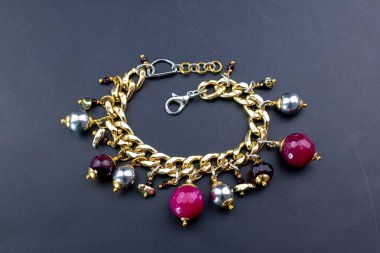 Siyah arka planda kolye yakın plan, kadınlar için mücevher.