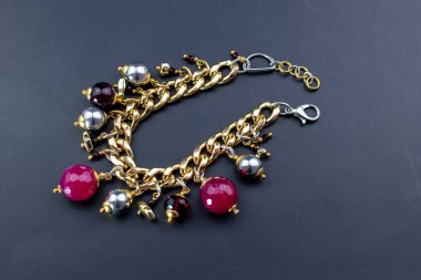 Koyu arkaplanda kolye, yakın plan, üst görünüm