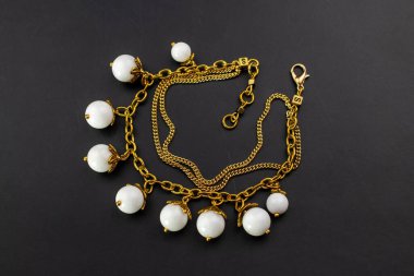 Siyah arka planda beyaz inci kolye. Üst görünüm