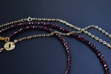 Siyah arkaplanda farklı renkte kolyeler