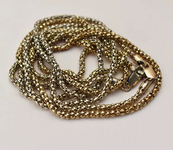 Kolye beyaz arka planda, yakın planda. Stüdyo fotoğrafı.