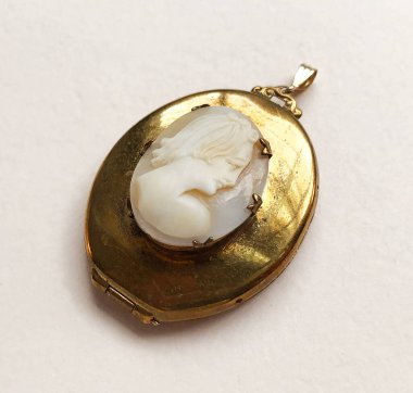 Benzersiz klasik kolye, eski mücevher geçmişi, online bir kuyumcu için promosyon fotoğrafı.