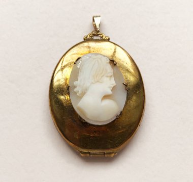 Benzersiz klasik kolye, eski mücevher geçmişi, online bir kuyumcu için promosyon fotoğrafı.