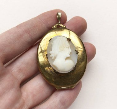 Beyaz arkaplanda küçük bir kolye var.