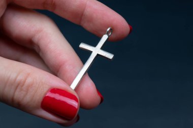 Siyah arka planda beyaz haç var. Hristiyan sembolü Din.