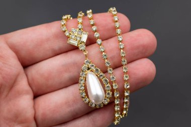 Gri arkaplanda güzel bir kolye var.