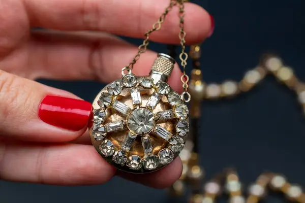 Benzersiz klasik kolye, eski mücevher geçmişi, online bir kuyumcu için promosyon fotoğrafı.