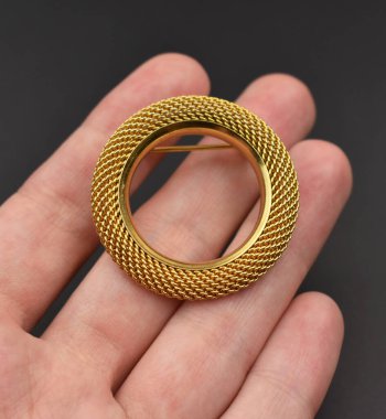 Siyah arka planda altın yüzük. Mücevher konsepti.