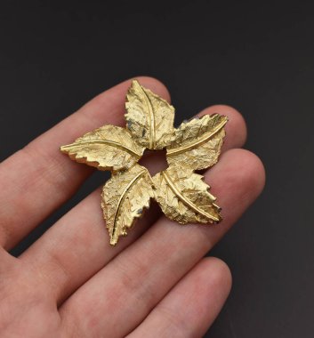 Elinde altın bir çiçek, siyah bir arkaplan, üst görünüm, kopyalama alanı