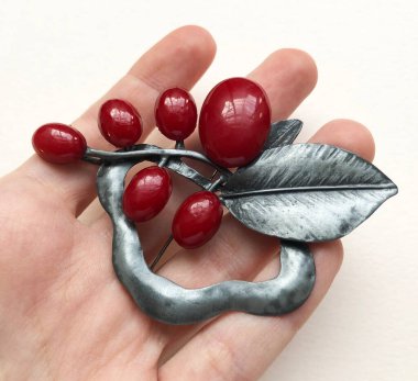 Çiçek şeklinde metalden yapılmış el yapımı mücevherler..